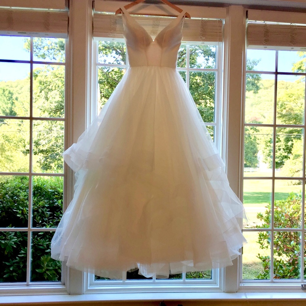 Beautiful tulle wedding dress-Essence of Australia bought from Vows